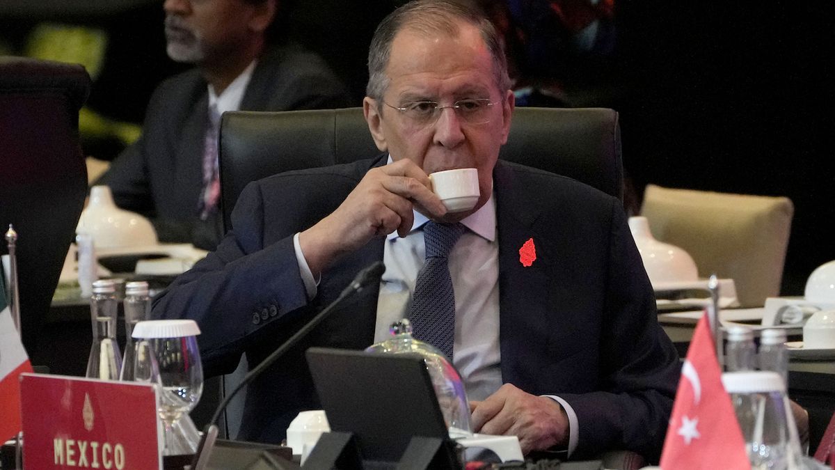 Lavrov si stěžoval na rusofobii na G20. Připomínali mu Ukrajinu a nechtěli se s ním fotit